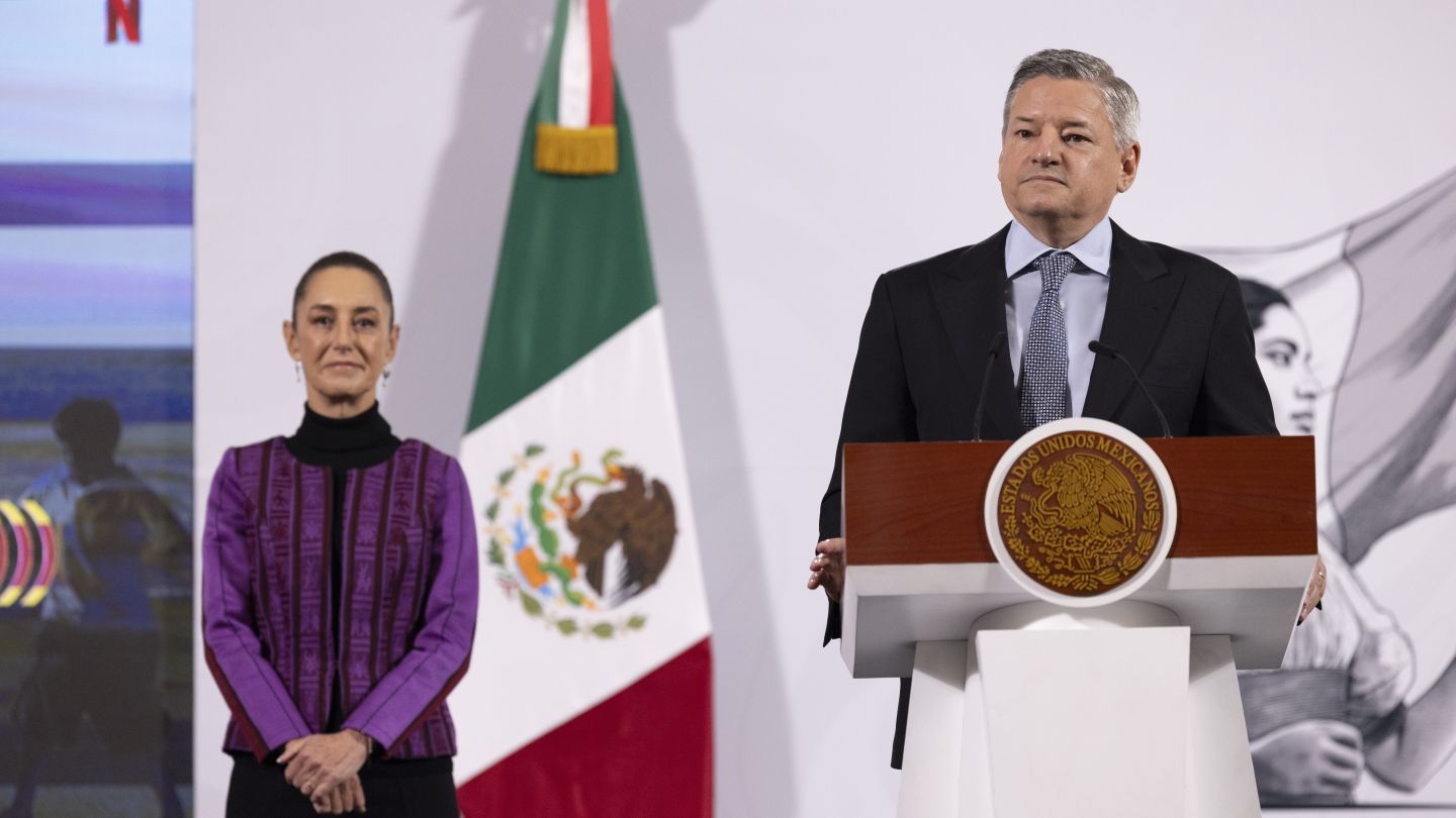Netflix co-CEO Ted Sarandos with Mexican President Claudia Sheinbaum